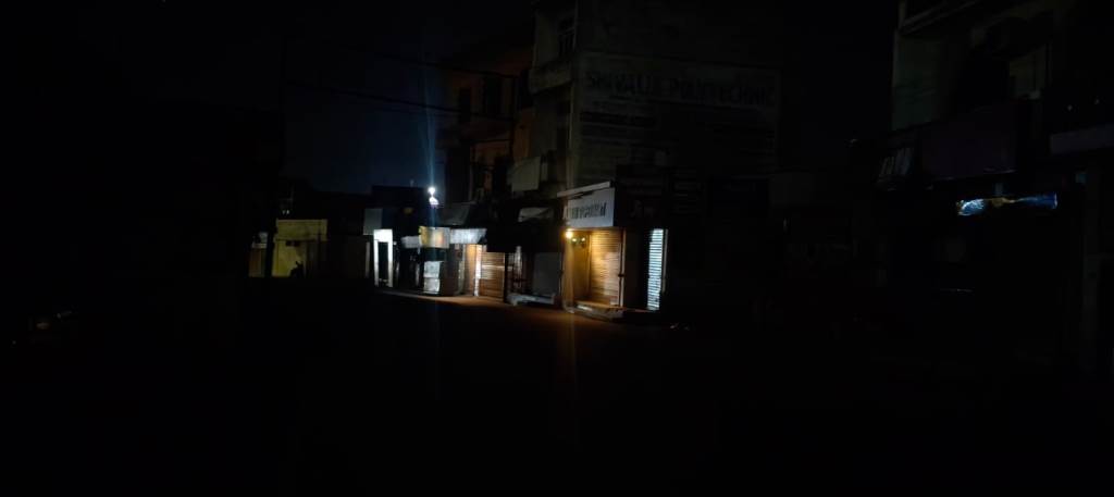 संतोषगढ़ मुख्य मार्ग अंधेरे में डूबा हादसों का बढ़ा खतरा